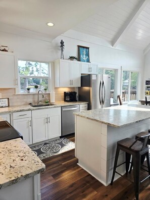 Kühlschrank, Mikrowelle, Herdplatte, Geschirrspüler