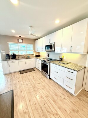 Mikrobølgeovn, ovn, kokeplater og oppvaskmaskin