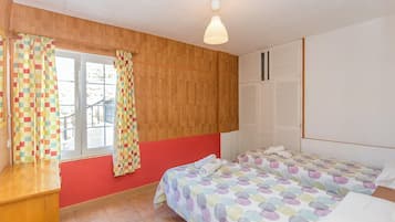 1 habitación, tabla de planchar con plancha, wifi y ropa de cama