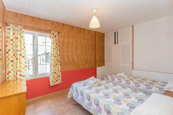 1 dormitorio, tabla de planchar con plancha, wifi y ropa de cama