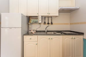Refrigerador, microondas, tostadora, utensilios de cocina
