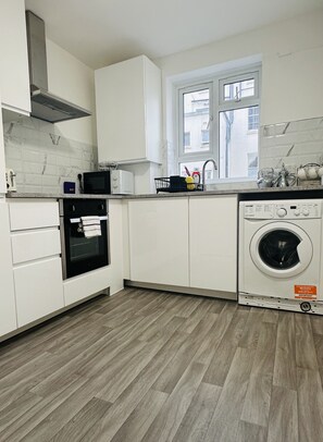 Frigorífico, microondas, horno y lavavajillas