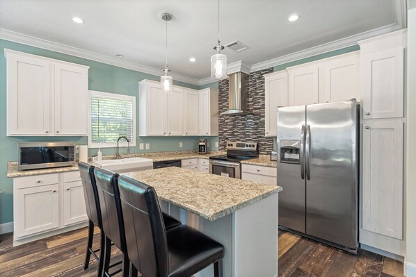 Mikrowelle, Herdplatte, Geschirrspüler