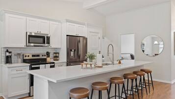 Kylskåp, mikrovågsugn, ugn och spishäll