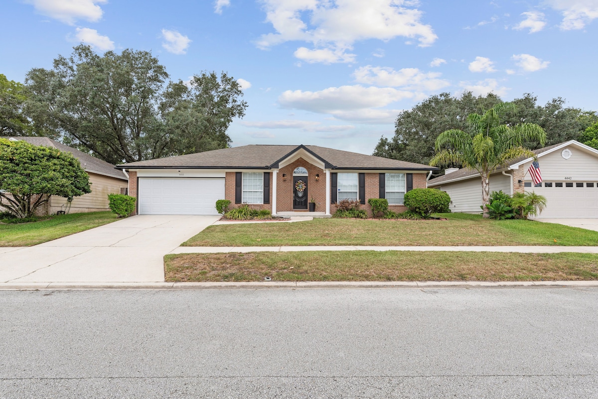 Photo of Cozy home with large fenced in yard just minutes to Mayo, UNF, and beaches.