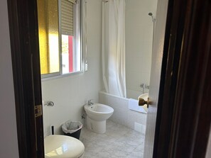Standard Double Room, Garden View | Bathroom