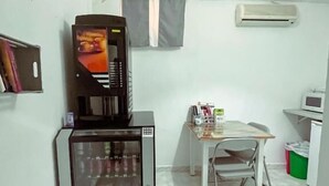 A compact kitchenette with a refrigerator, microwave, and coffee machine. - Hostal El pinar (Montecorto)