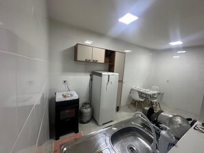 Oven, stovetop - Kitnet for 3 people, near the center of Mauá (Mauá)