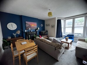 2 bedrooms, laptop workspace, iron/ironing board, bed sheets