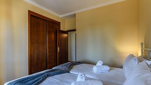 2 habitaciones y tabla de planchar con plancha 