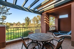 Apartment | Outdoor dining