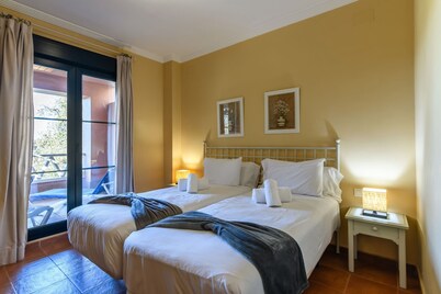 Family Apartment in Golfside Setting