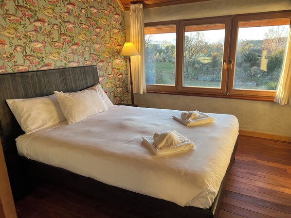 Iron/ironing board, bed sheets