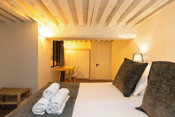 2 bedrooms, laptop workspace, bed sheets