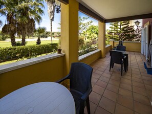 Apartment | Outdoor dining