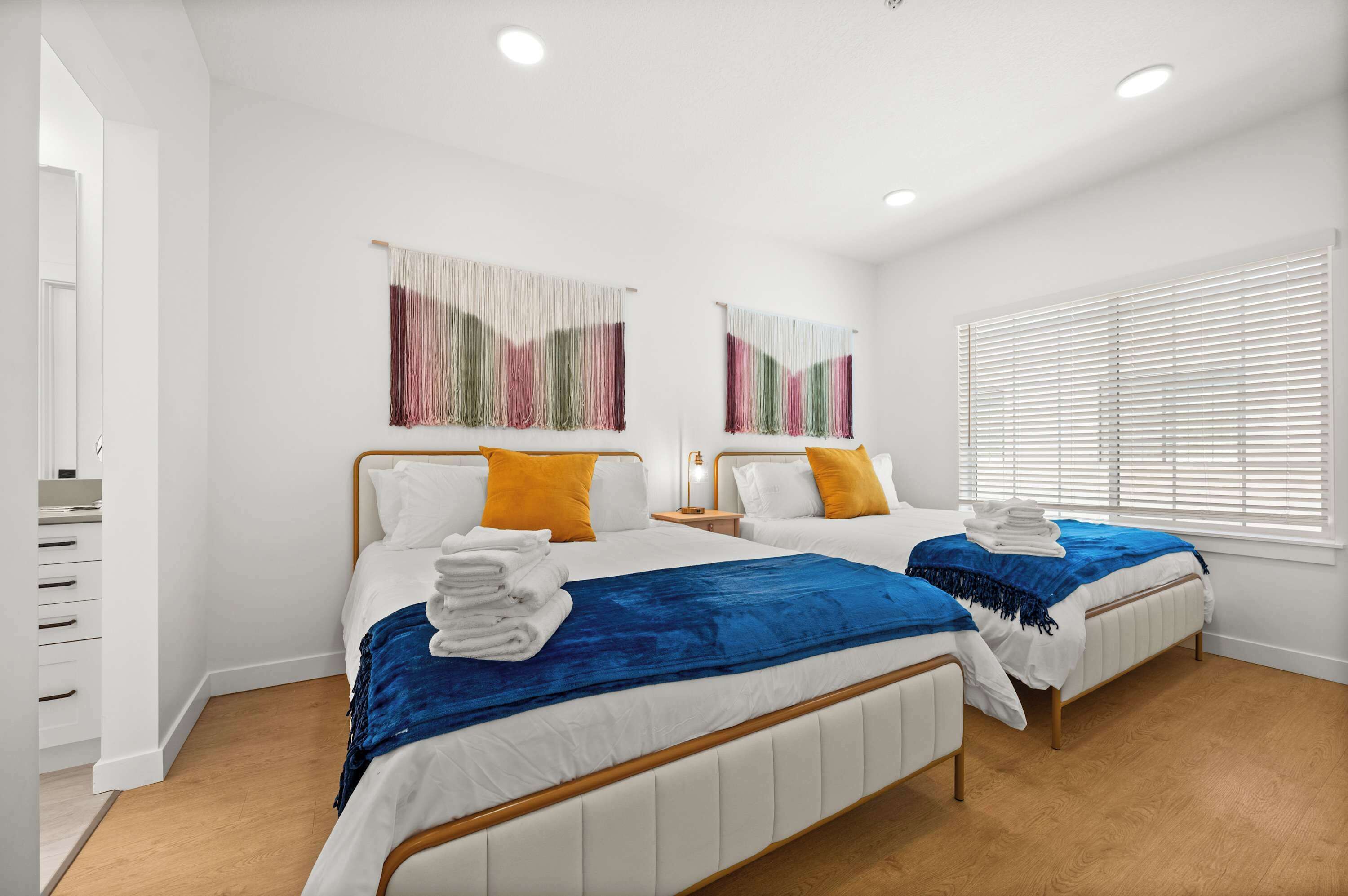 2 quartos, escrivaninha, ferros/tábuas de passar roupa, berço de viagem