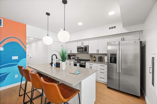 SLC - Townhome - Airport - Mountain Views Garage