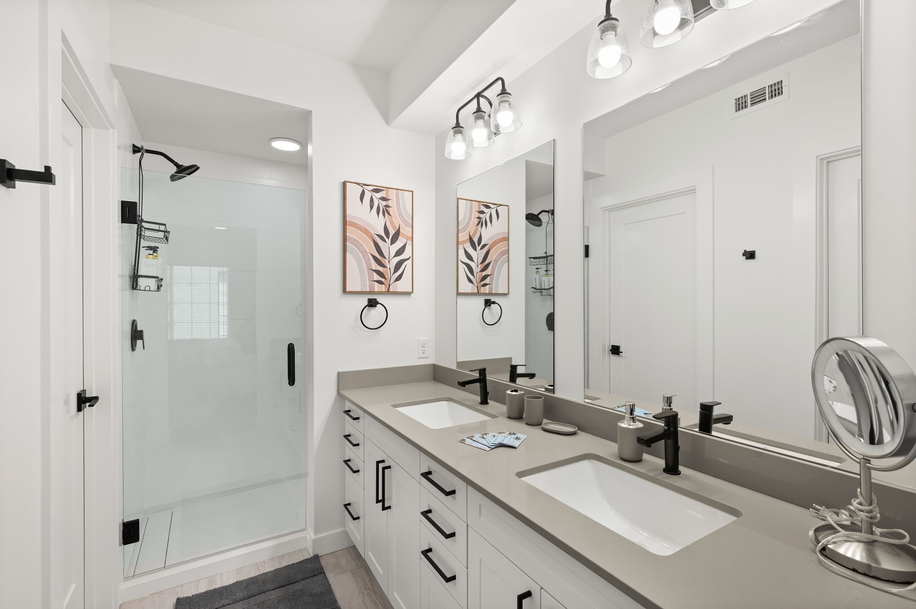 Douche, séchoir à cheveux, serviettes fournies, shampooing