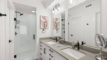 Douche, séchoir à cheveux, serviettes fournies, shampooing
