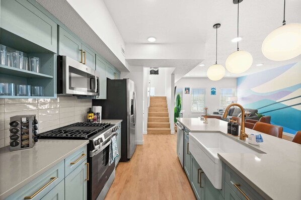 Frigorífic, microones, forn i placa de cuina 