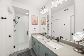 Douche, sèche-cheveux, serviettes fournies, shampoing