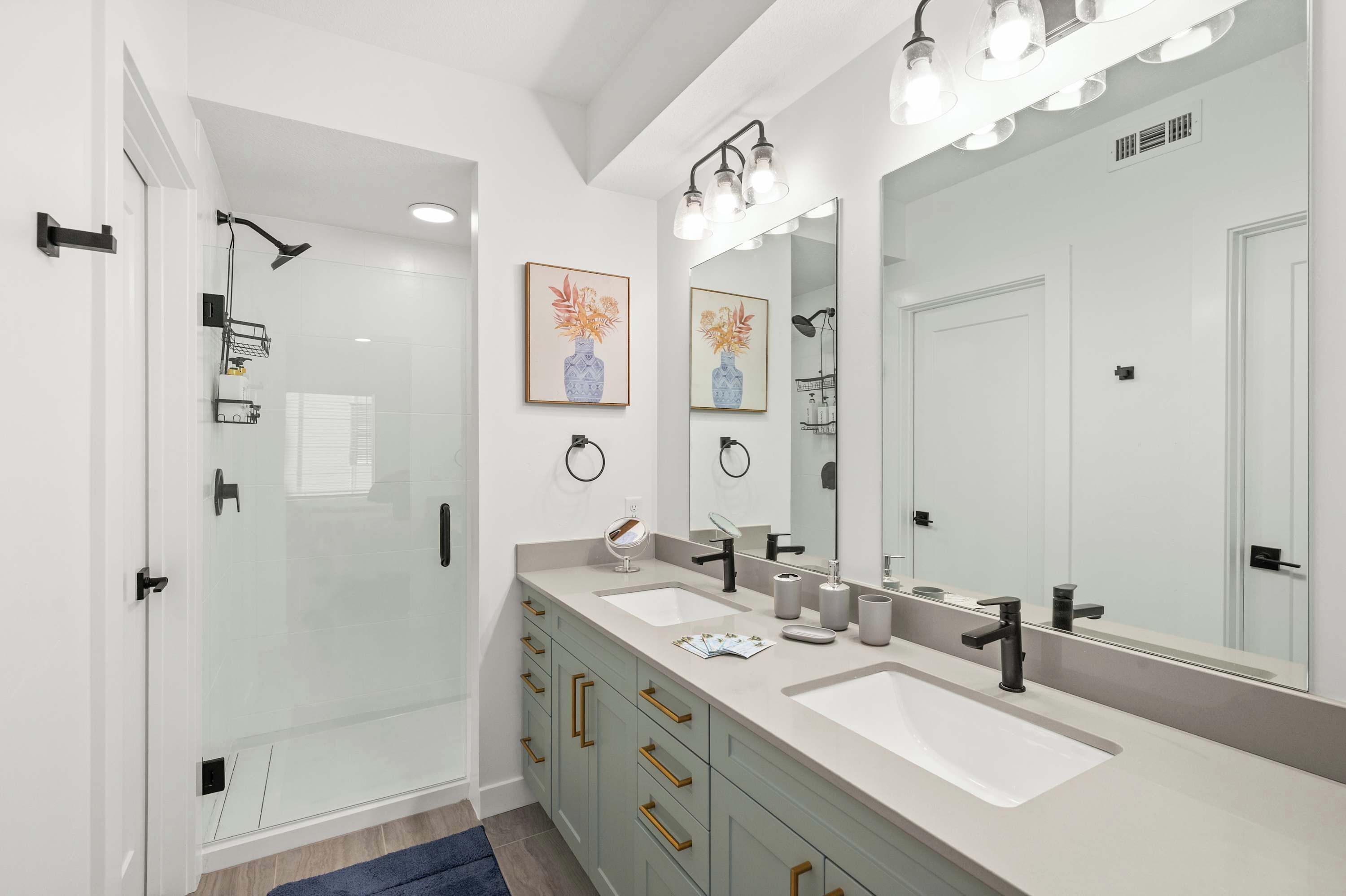 Douche, séchoir à cheveux, serviettes fournies, shampooing