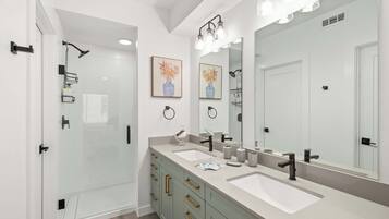Douche, séchoir à cheveux, serviettes fournies, shampooing