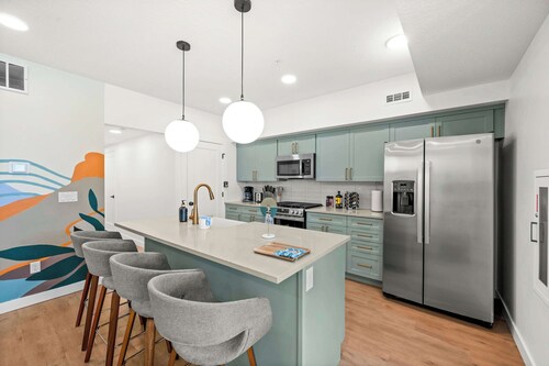 SLC - Airport - 2BR Townhome King BD - Garage