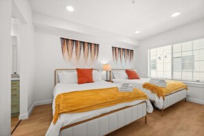 2 dormitorios, escritorio, tabla de planchar con plancha y cuna de viaje