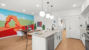 Fridge, microwave, stovetop, dishwasher