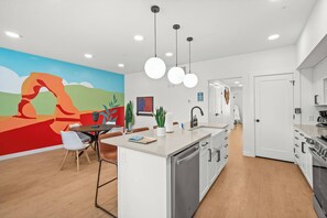 Geladeira, micro-ondas, cooktop, lava-louças