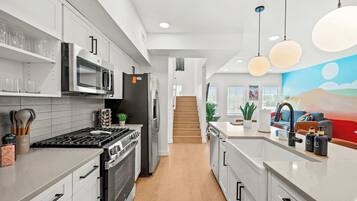 Fridge, microwave, stovetop, dishwasher