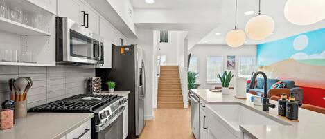 Réfrigérateur, micro-ondes, plaque de cuisson, lave-vaisselle