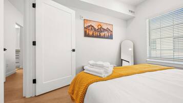 2 habitaciones, escritorio, tabla de planchar con plancha y wifi