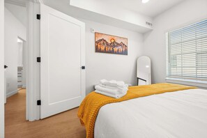 2 bedrooms, desk, iron/ironing board, WiFi