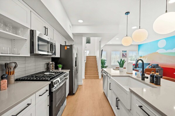 Fridge, microwave, stovetop, dishwasher