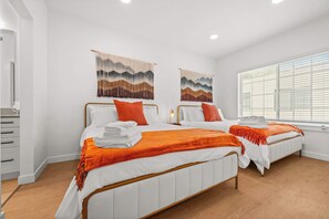 2 chambres, bureau, fer et planche à repasser, lit parapluie