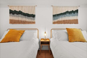 2 Schlafzimmer, Schreibtisch, Bügeleisen/Bügelbrett, Reisekinderbett