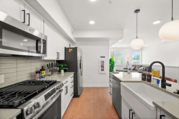 Frigorífic, microones, forn i placa de cuina 