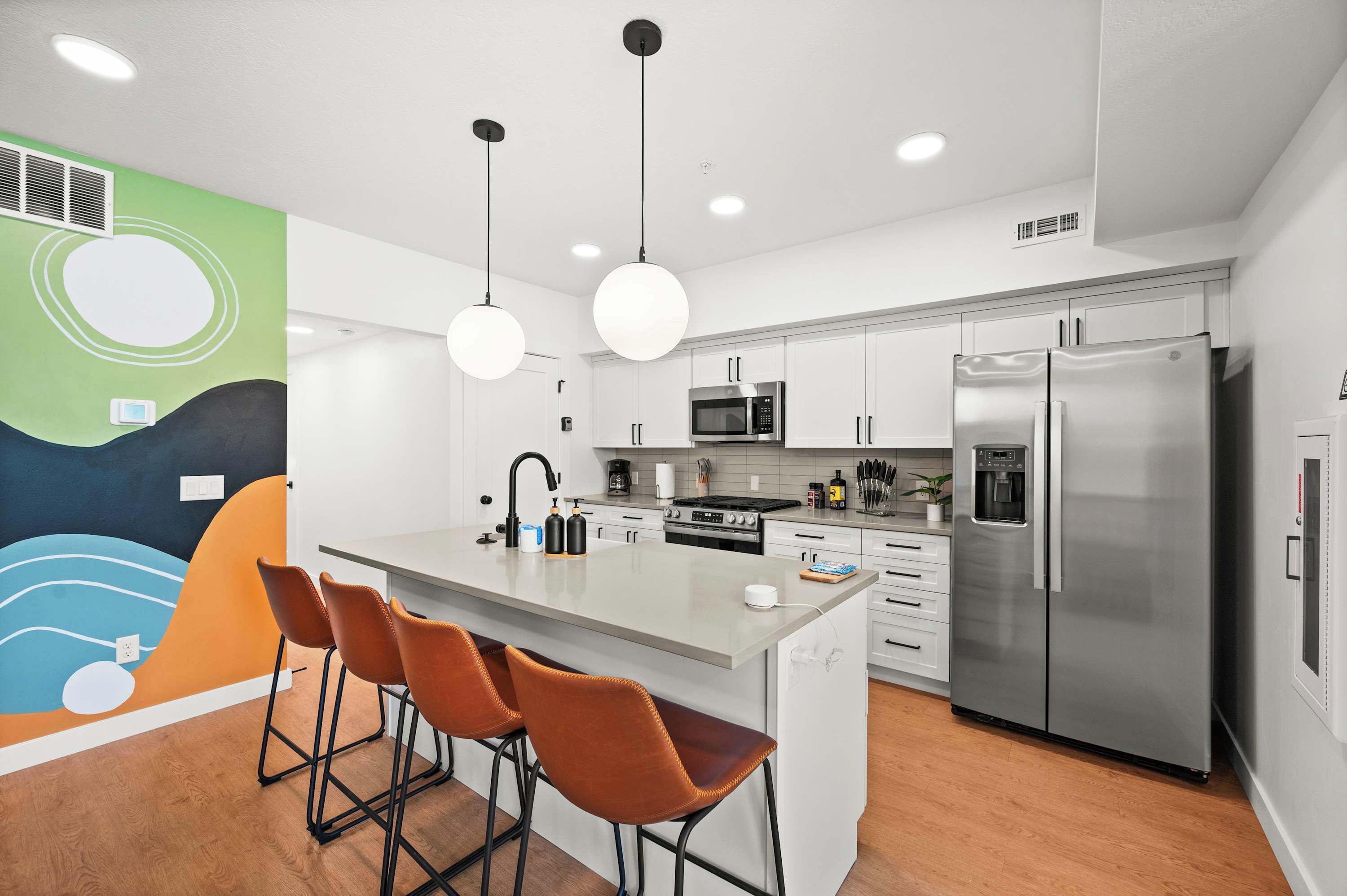 Réfrigérateur, micro-ondes, four, plaque de cuisson