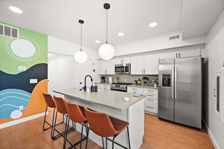 Fridge, microwave, oven, stovetop. SLC - Delta Ctr -King Bd - Airport - Garage