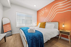 2 makuuhuonetta, työpöytä, silitysrauta/-lauta, vauvan matkasänky