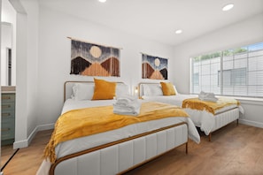 2 Schlafzimmer, Schreibtisch, Bügeleisen/Bügelbrett, Reisekinderbett
