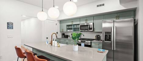 Kühlschrank, Mikrowelle, Herdplatte, Geschirrspüler