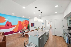 Frigorífic, microones, placa de cuina i rentaplats 