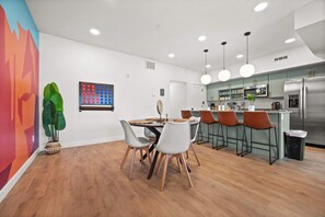 Dining - SLC Airport, Delta Center Townhome King BD Garage (Salt Lake City)