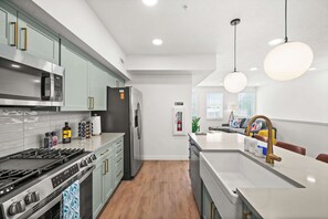 Frigorífic, microones, forn i placa de cuina 