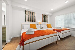 2 dormitoris, escriptori i planxa i posts de planxar 