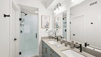 Douche, séchoir à cheveux, serviettes fournies, shampooing