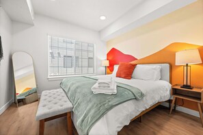 2 slaapkamers, een bureau, een strijkplank/strijkijzer, reisbedje